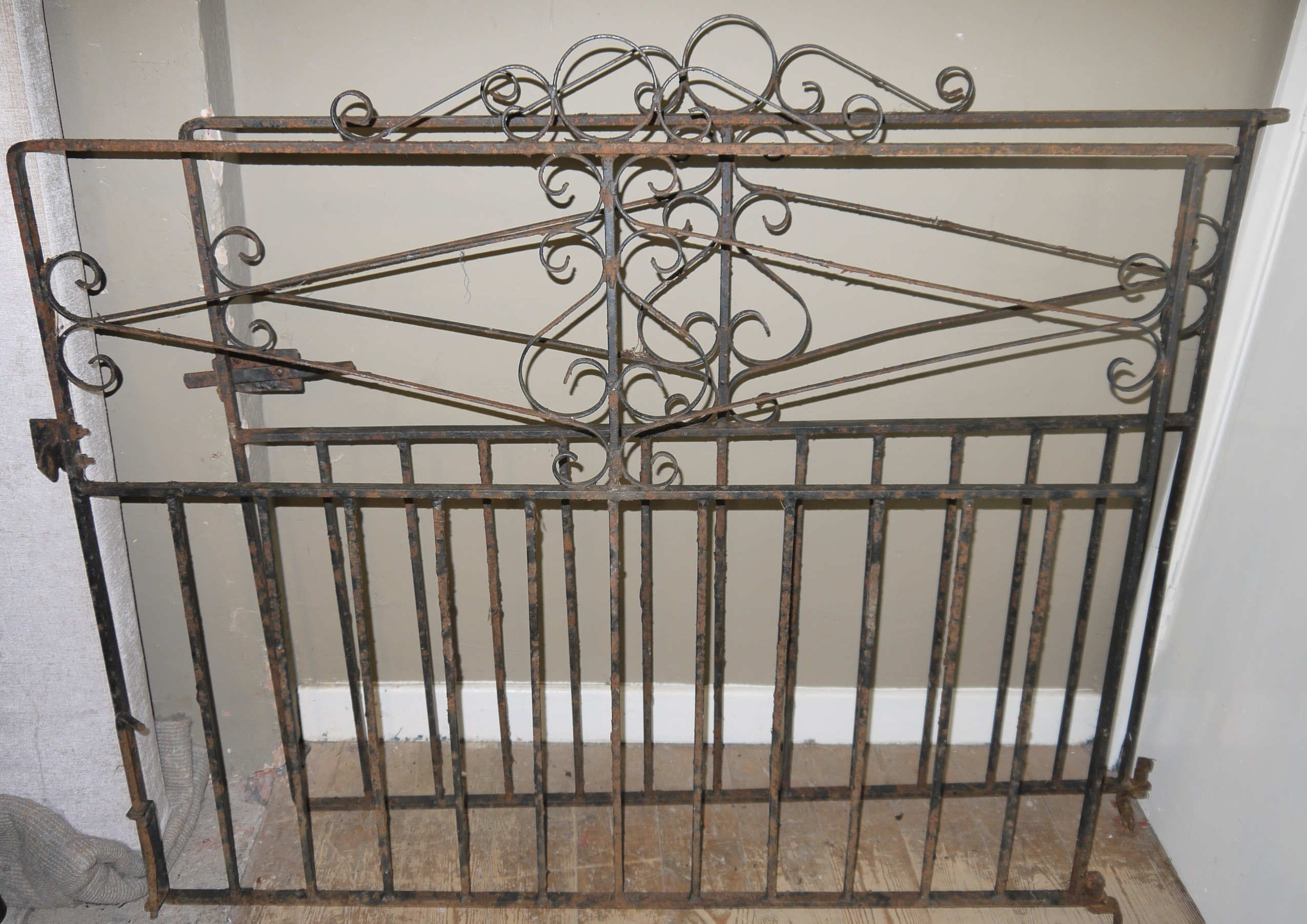 A pair of gates, - Image 2 of 3
