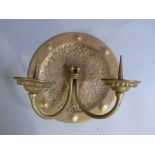 An Arts and Crafts hammered brass twin armed wall sconce on a circular plaque (ref 472)