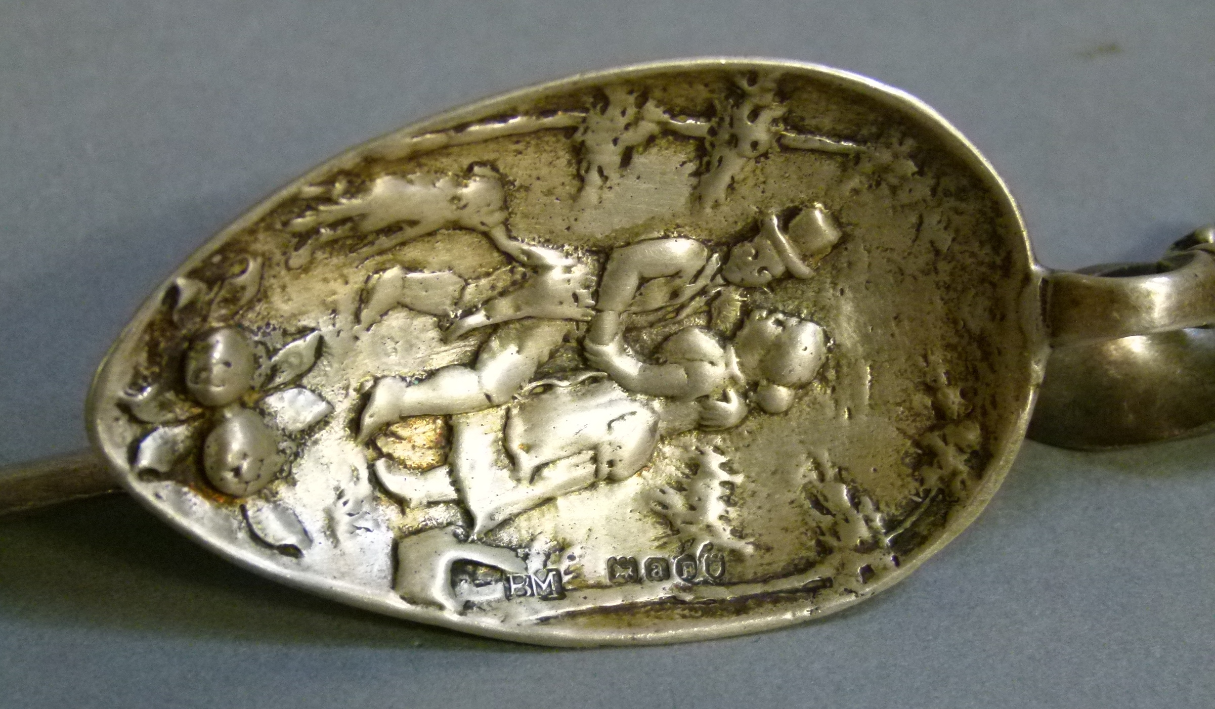 A continental caddy spoon cast with pair of lovers and dog, stylized cast dolphin handle, 9.5cm long - Image 2 of 3