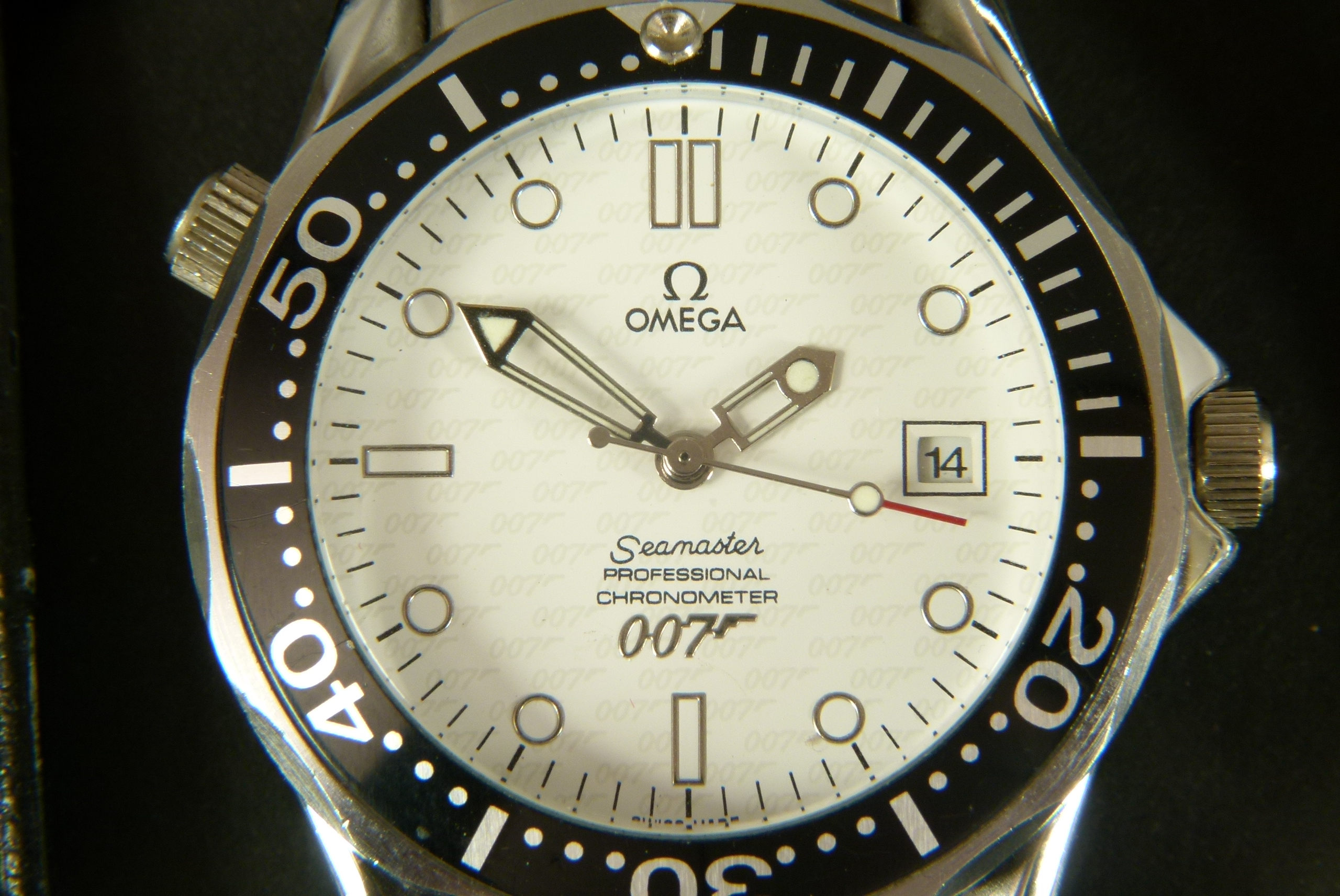 A fake Omega gentleman's date wristwatch in white base metal case and bracelet with white dial, - Image 3 of 3