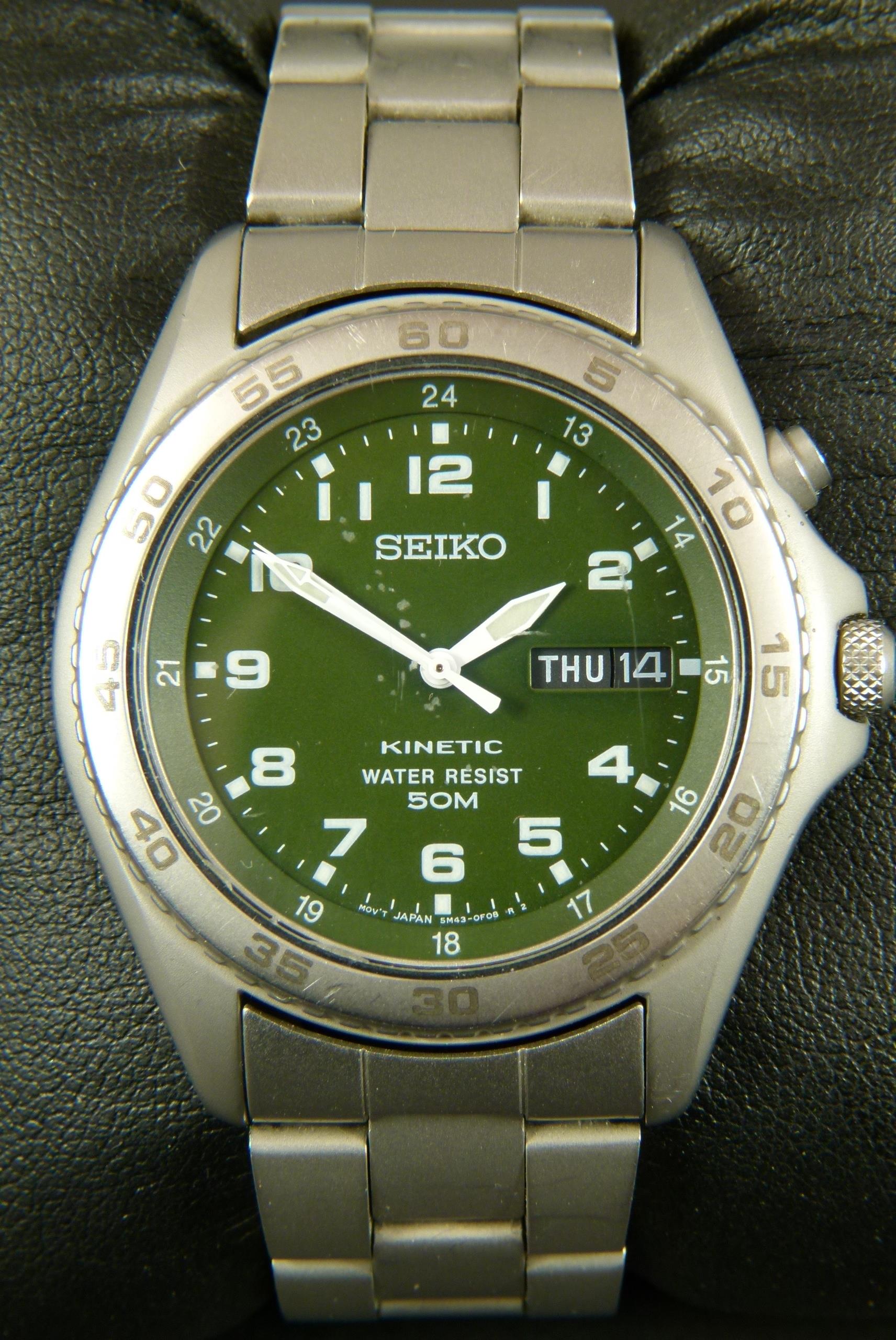 Seiko gentleman's kinetic day and date wristwatch in stainless steel case No 810153, green dial with - Image 2 of 4