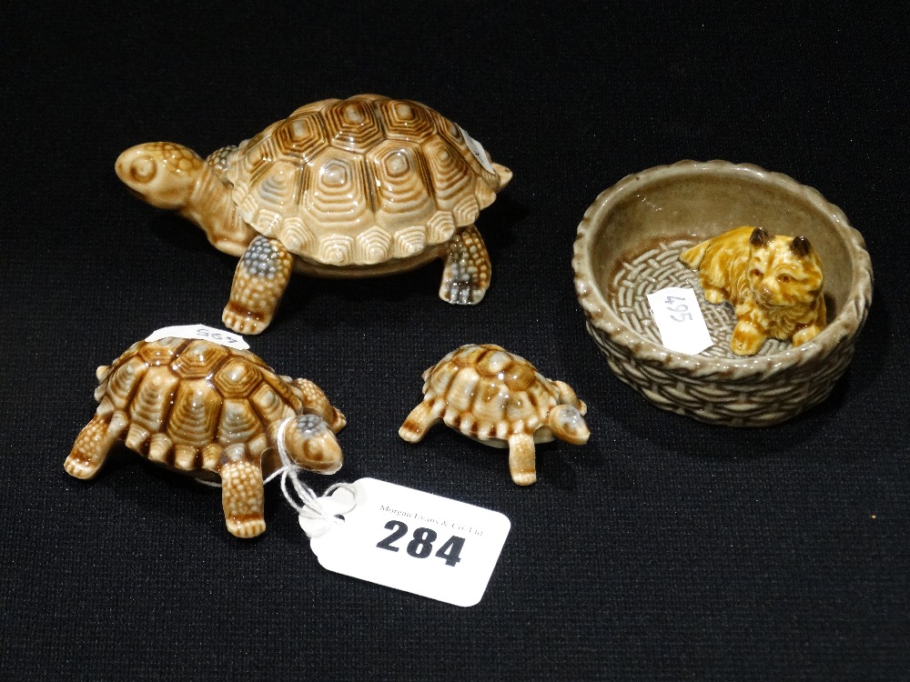 Three Wade Whimsie Tortoises, Together With A Puppy Dish