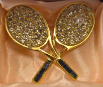 Modern Tennis Brooch in gold gilt with two tennis rackets crossed with pearl Tennis ball to one