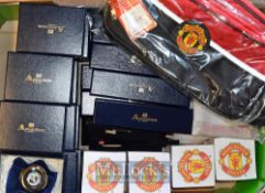 Manchester United Football Memorabilia to include Autograph Books, Yo-yos, boxed pens, ball point