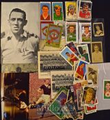 Collection of football cigarette/trade cards relating to Manchester Utd including player/team groups