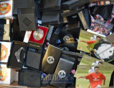 Selection of Manchester United Football Memorabilia to include 1999 treble medals, post-it note
