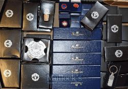 Manchester United Football Memorabilia to include Keyrings, Aquascutum Pens, Yo-yos, Badges,