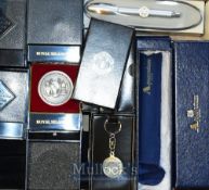 Selection of Manchester United Football Memorabilia to include Keyrings, Boxed pens, ball point