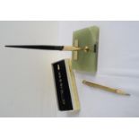 SHEAFFER GREEN ONYX DESK STAND AND PEN boxed, together with a Buckingham Palace boxed ballpoint pen;