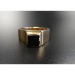 EIGHTEEN CARAT GOLD SIGNET RING set with a black agate square, total weight approximately 4.2 grams