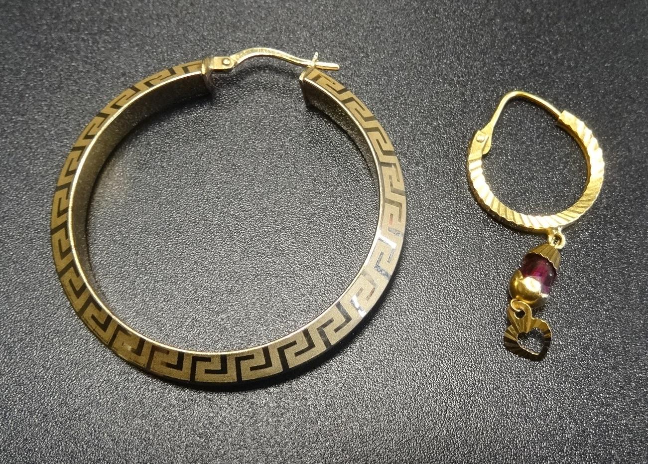 SINGLE TWENTY-ONE CARAT GOLD EARRING set with a ruby (1 gram) and a single nine carat gold hoop