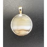A DOUBLE SIDED AGATE SET FOB in nine carat gold mount