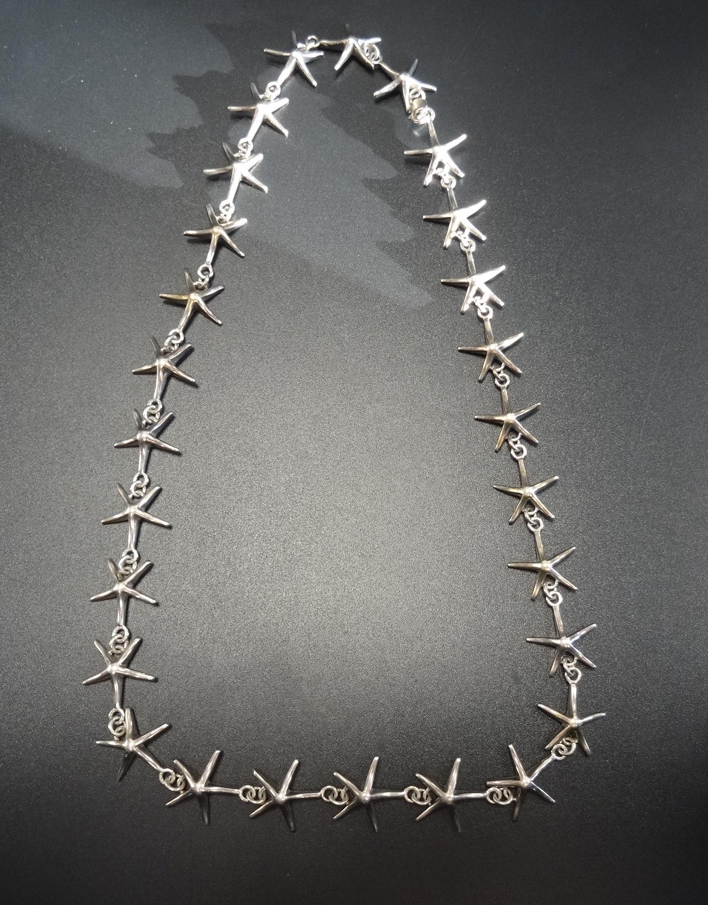 SILVER TIFFANY STYLE NECKLACE formed of starfish shaped links, 51cm long