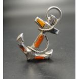 VICTORIAN AGATE SET SILVER ANCHOR BROOCH with entwined rope detail, 3.2cm high