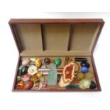 GOOD SELECTION OF AGATE AND STONE PIECES including amber, blood stone, goldstone, tiger's eye,