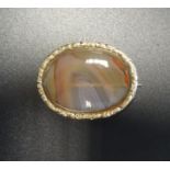 OVAL AGATE SET BROOCH in unmarked gold mount, 4.1cm wide