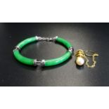 JADE SECTIONAL BRACELET in silver; together with a pearl set tie pin in silver gilt (2)