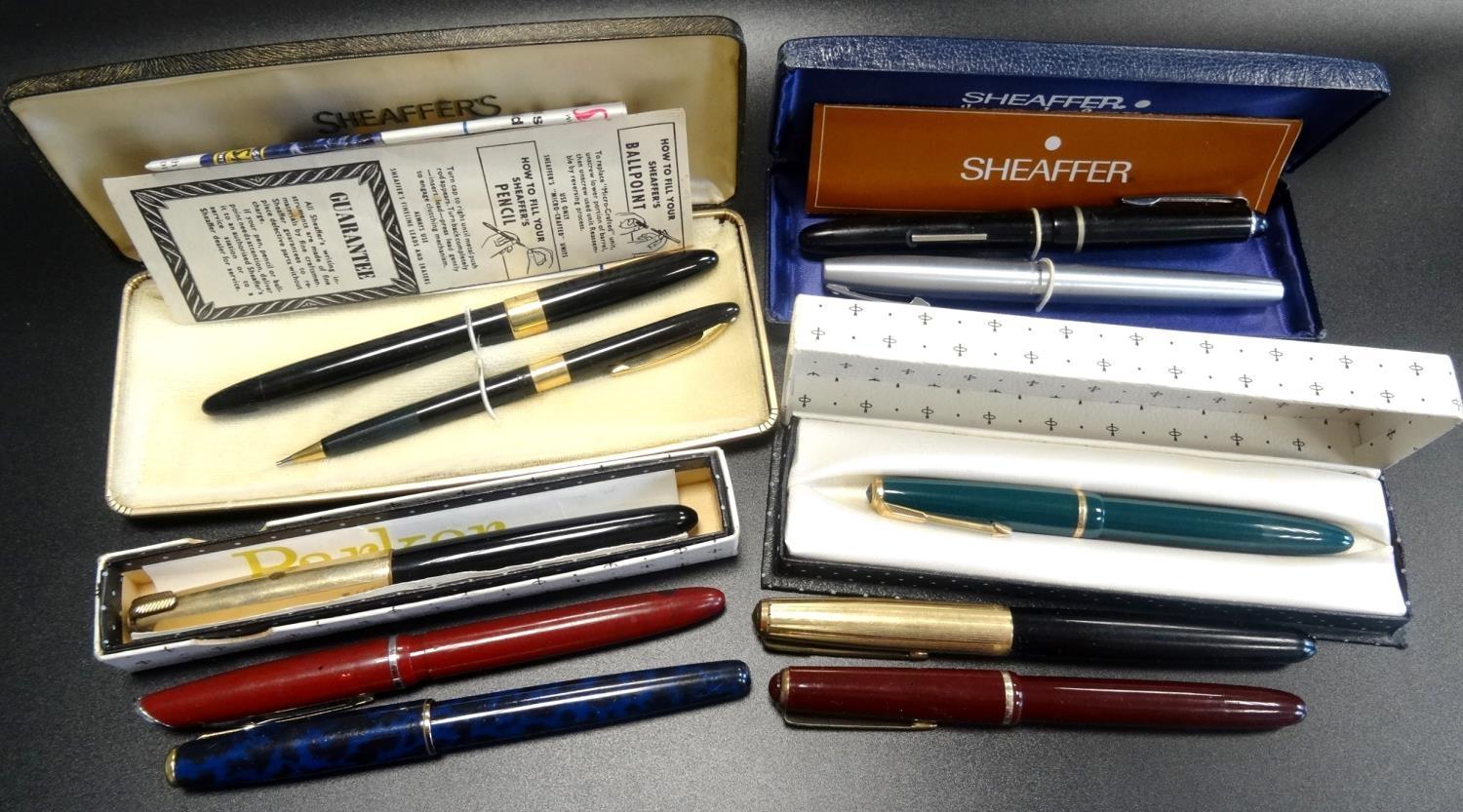 COLLECTION OF FOUNTAIN PENS AND PENCILS to include a Parker Slimfold fountain pen (14K nib),