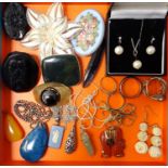 SELECTION OF SILVER AND OTHER JEWELLERY including a silver flower brooch, an agate set brooch, other
