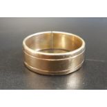 GENTLEMAN'S NINE CARAT GOLD WEDDING BAND ring size 1 and approximately 8.6 grams