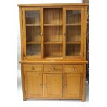 MODERN LIGHT OAK SIDE CABINET with a moulded top above two adjustable shelves flanked by two glass
