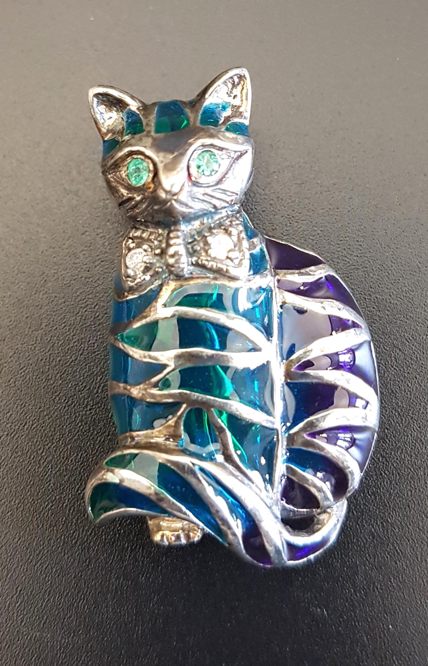 DIAMOND AND EMERALD SET CAT BROOCH with colourful filled panels to the body, with emerald eyes and