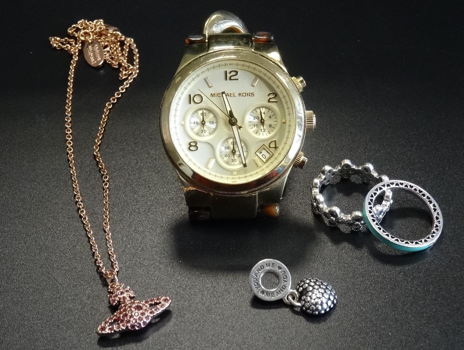 SELECTION OF FASHION JEWELLERY comprising a Michael Kors wristwatch, MK-4222; two Pandora silver