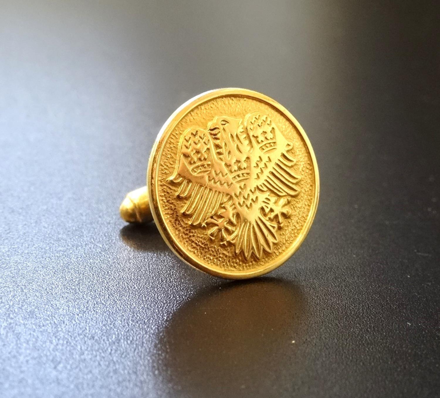 SINGLE NINE CARAT GOLD CUFFLINK decorated with an eagle, approximately 6.4 grams