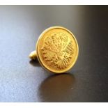 SINGLE NINE CARAT GOLD CUFFLINK decorated with an eagle, approximately 6.4 grams