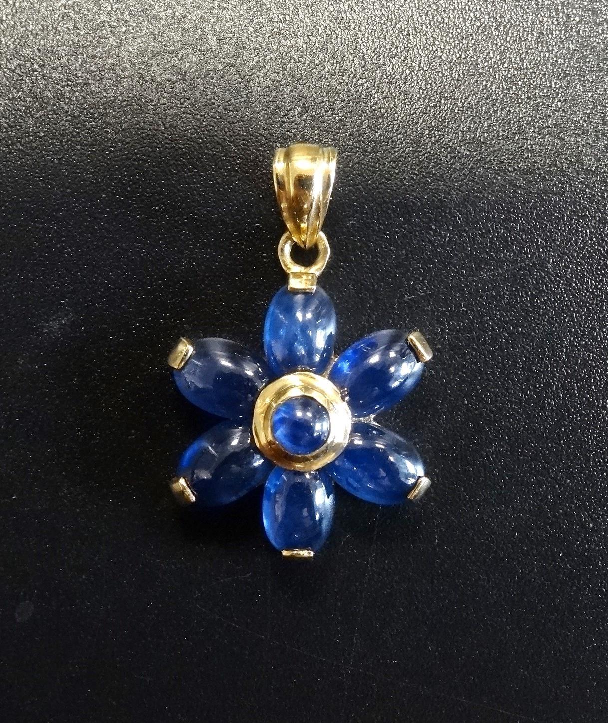 UNUSUAL CABOCHON SAPPHIRE FLOWER DESIGN PENDANT the central bezel set circular sapphire surrounded