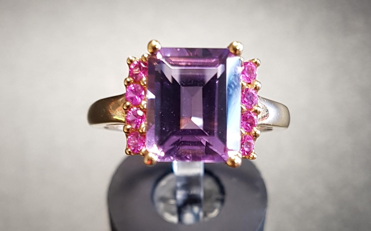 AMETHYST AND PINK GEM SET DRESS RING the central emerald cut amethyst flanked by a vertical row of - Bild 2 aus 2