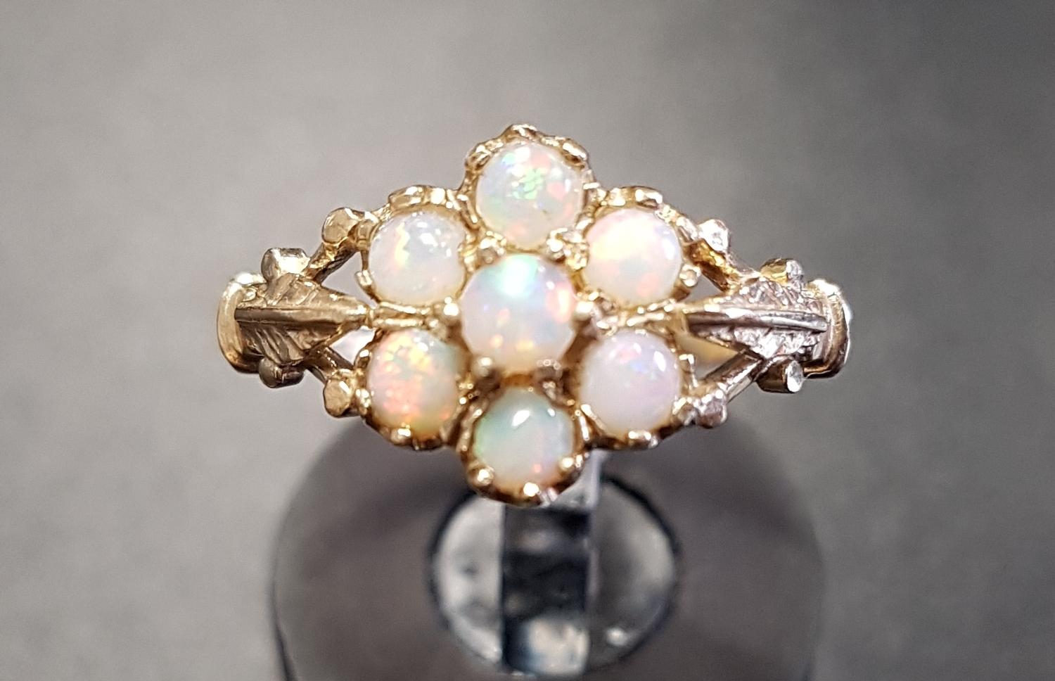 OPAL CLUSTER RING the round cabochon opals flanked by motif decorated shoulders, on nine carat - Bild 2 aus 3