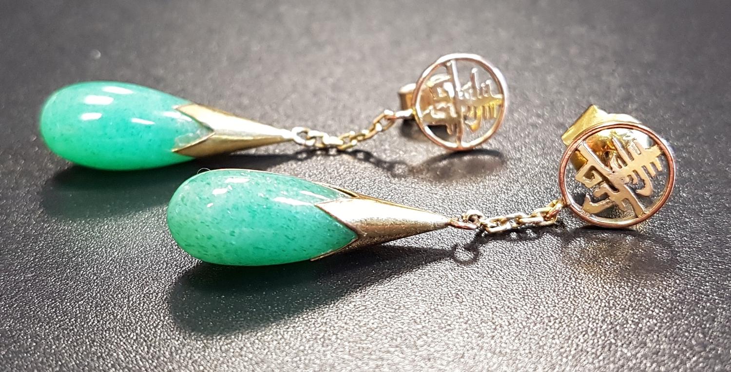 PAIR OF JADE COLOURED HARDSTONE DROP EARRINGS the jade drops suspended by chain links below gold