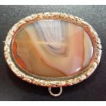 OVAL AGATE SET BROOCH in unmarked gold mount, 4.1cm wide