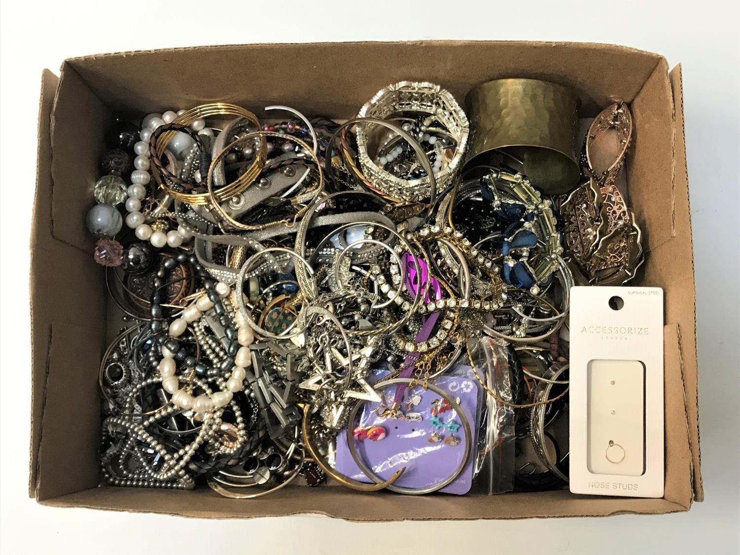 SELECTION OF VINTAGE AND OTHER COSTUME JEWELLERY including paste set rings, a cameo brooch, a - Bild 2 aus 2