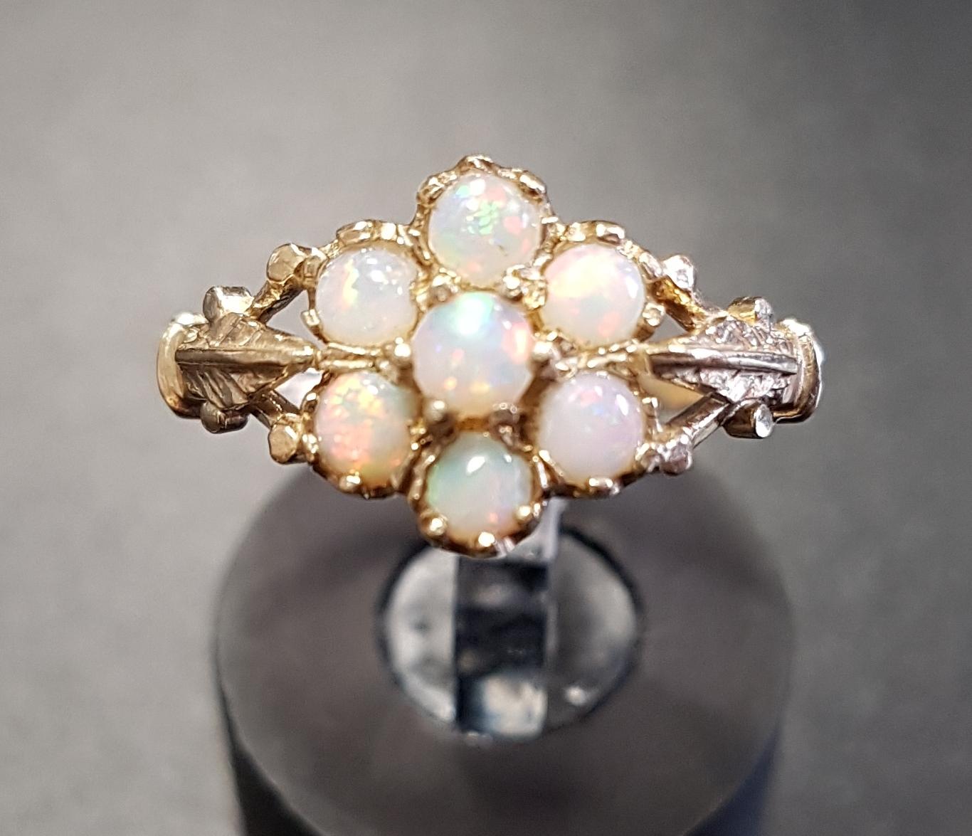 OPAL CLUSTER RING the round cabochon opals flanked by motif decorated shoulders, on nine carat - Bild 3 aus 3