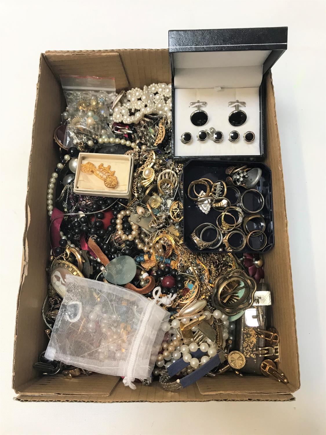 SELECTION OF VINTAGE AND OTHER COSTUME JEWELLERY including paste set rings, a cameo brooch, a