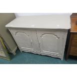 A CONTINENTAL GREY PAINTED SIDE CABINET,