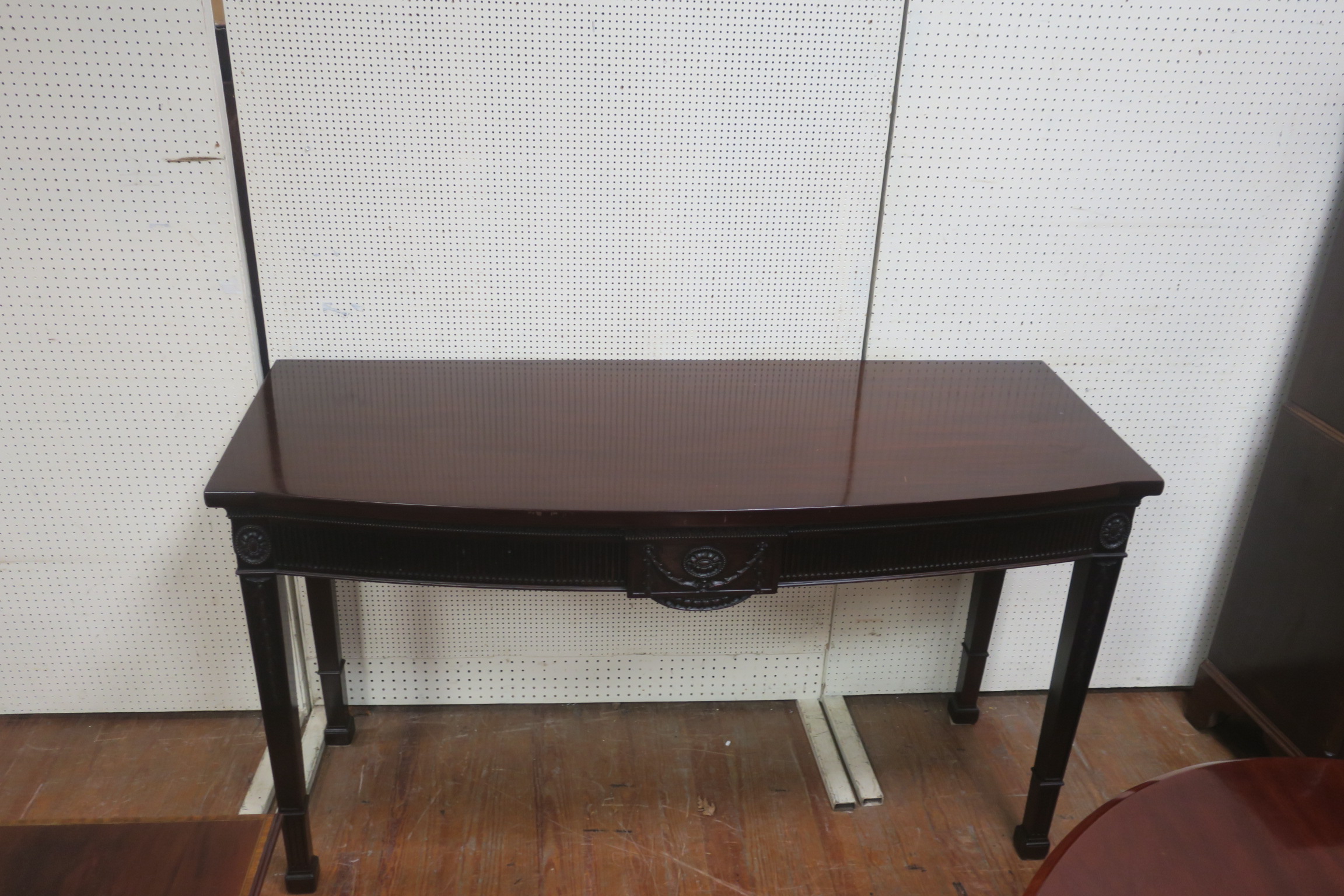 A FINE HEPPLEWHITE DESIGN MAHOGANY SIDE TABLE,