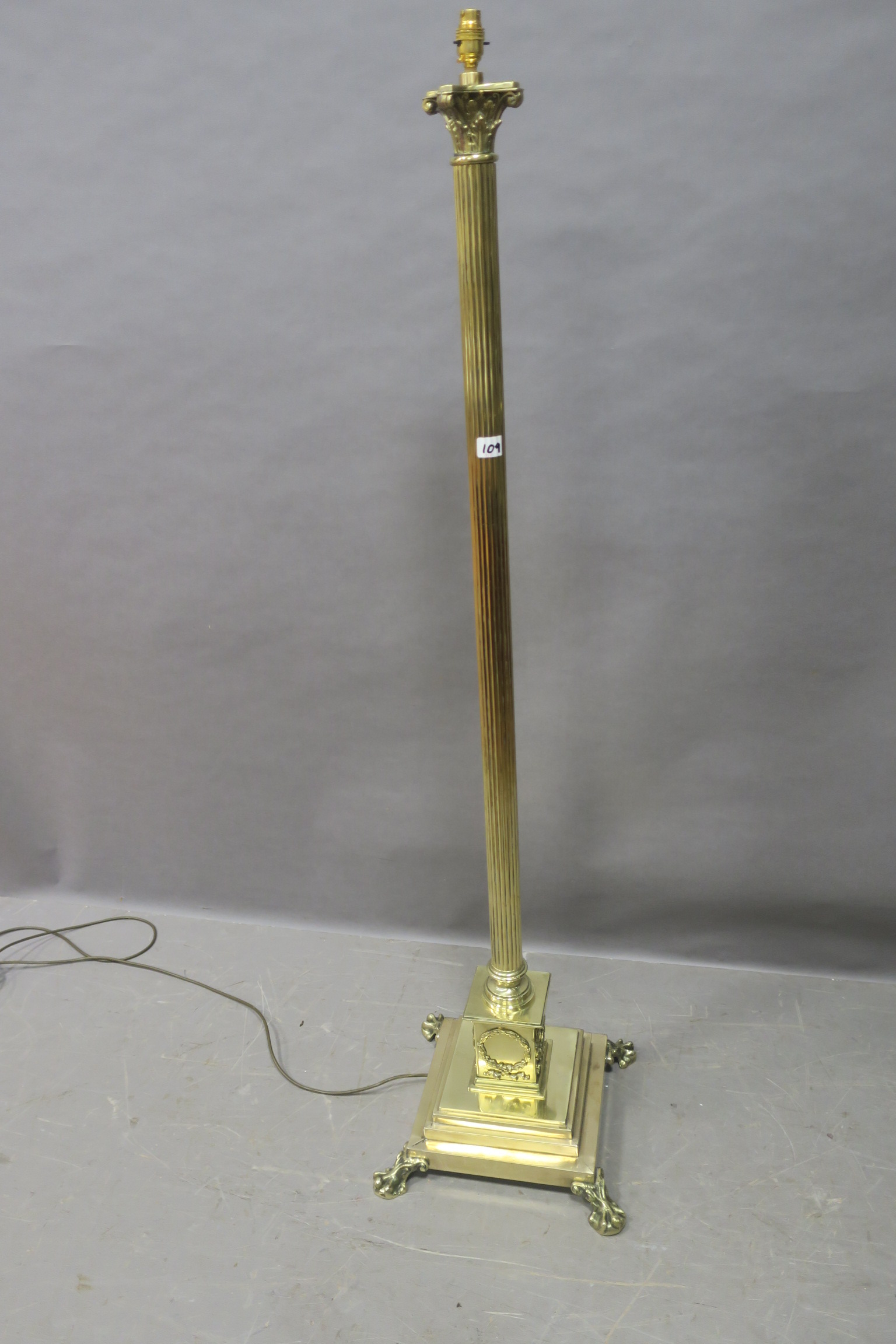 A GOOD BRASS CORINTHIAN COLUMN STANDARD LAMP raised on a square stepped base with claw feet 168cm