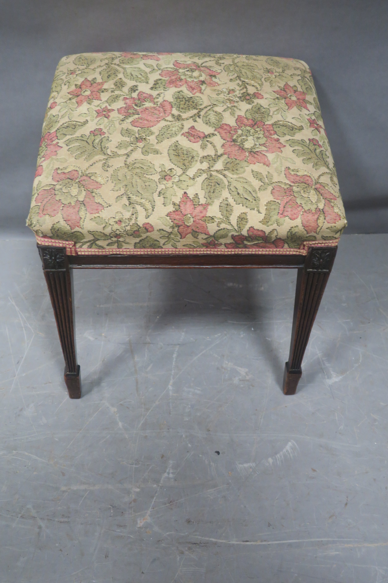 A GOOD 19th CENTURY HEPPLEWHITE DESIGN MAHOGANY STOOL,