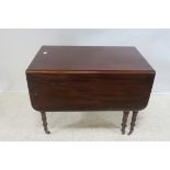 A GOOD GEORGIAN MAHOGANY AND ROSEWOOD CROSS BANDED DROP LEAF TABLE,