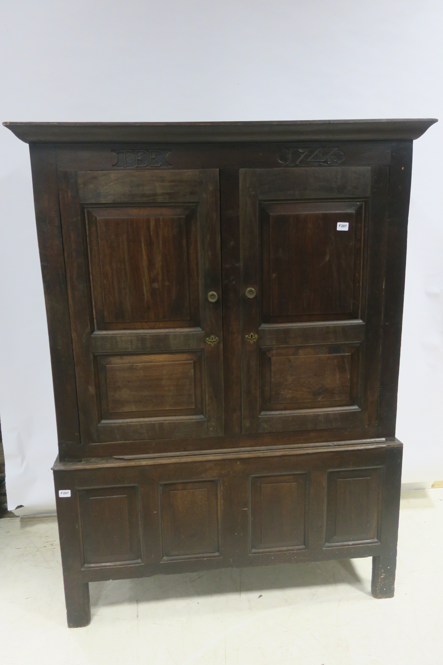 A GEORGIAN OAK CUPBOARD,