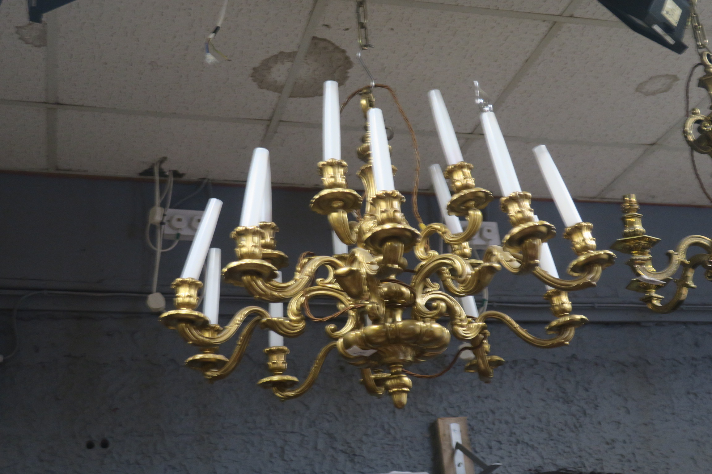 A FINE 19th CENTURY CONTINENTAL GILT BRASS FIFTEEN BRANCH CHANDELIER,