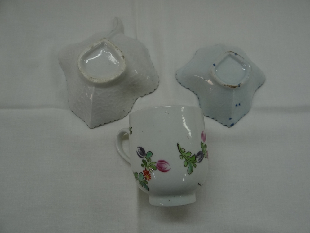 Three 18thC soft paste porcelain items, probably Lowestoft circa 1770 / '80, two blue and white - Image 2 of 3