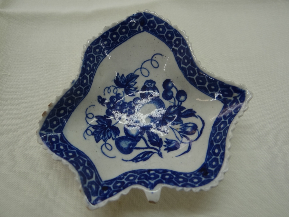 Worcester c1780, Flight and Davies period moulded leaf pickle dish decorated with blue and white