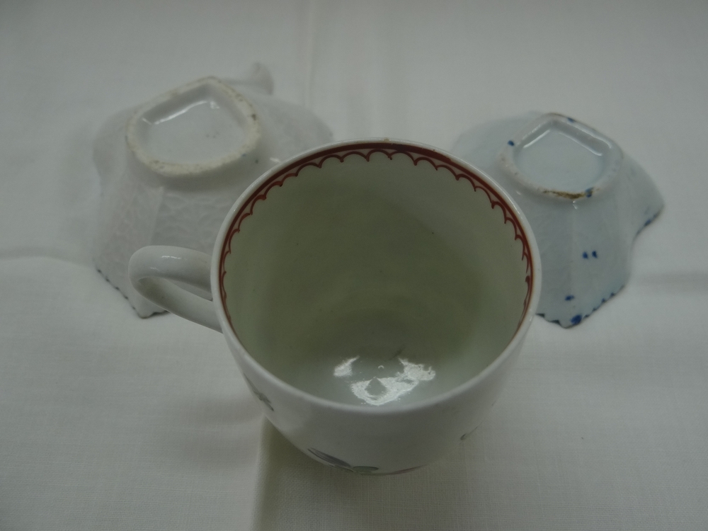 Three 18thC soft paste porcelain items, probably Lowestoft circa 1770 / '80, two blue and white - Image 3 of 3