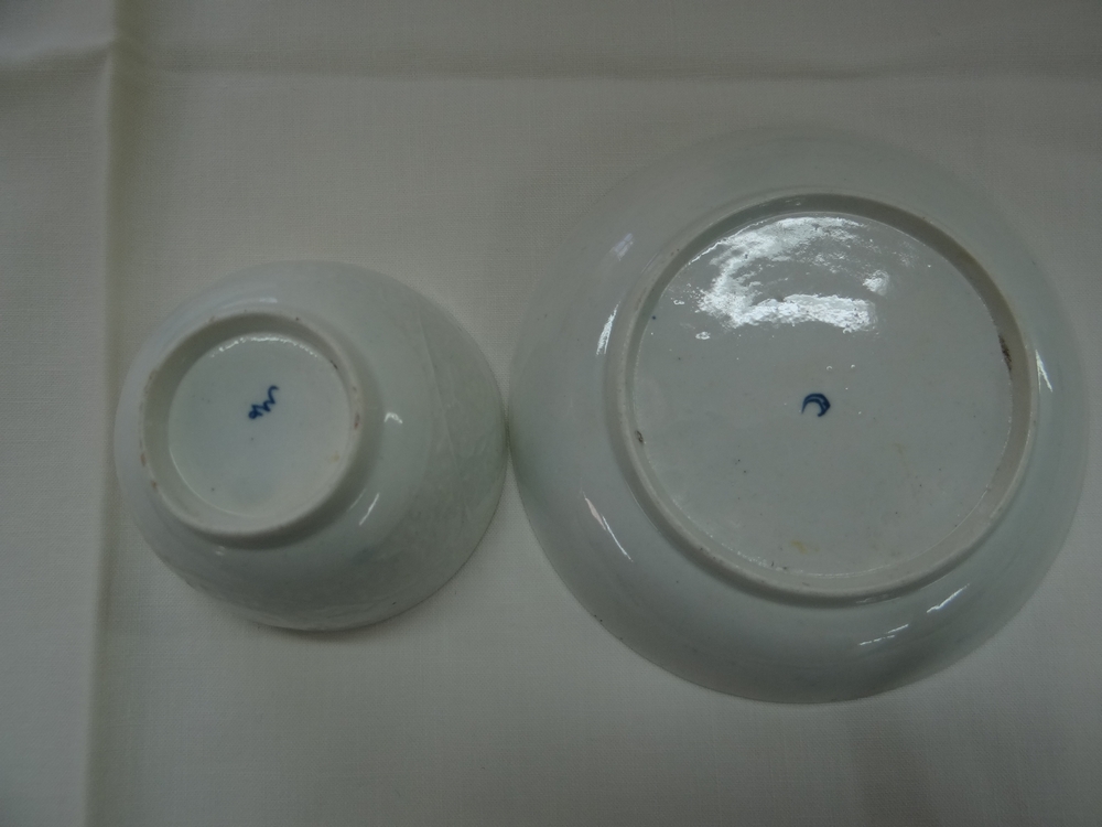 Worcester c 1765, first or Dr. Wall period. Sunflower pattern moulded tea bowl and saucer - Image 3 of 3