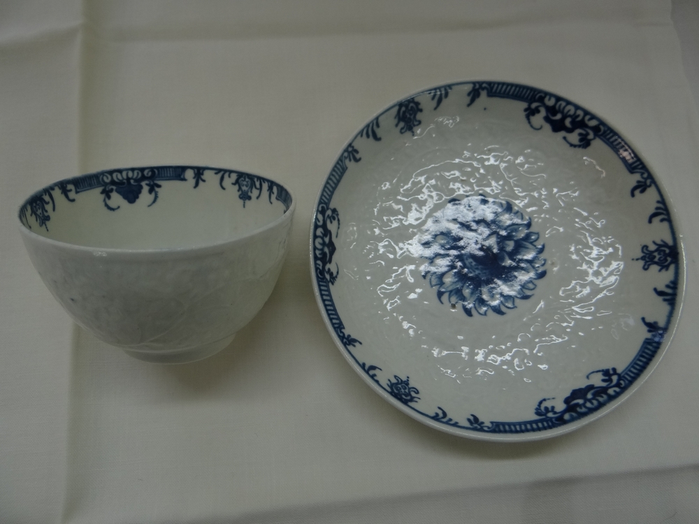 Worcester c 1765, first or Dr. Wall period. Sunflower pattern moulded tea bowl and saucer - Image 2 of 3