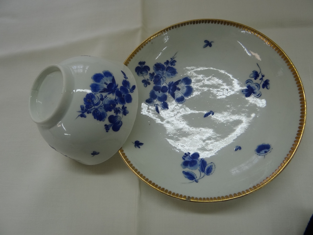 Worcester c 1765 Dr Wall period. Flower sprigs pattern tea bowl and saucer painted in Dry Blue - Image 2 of 3